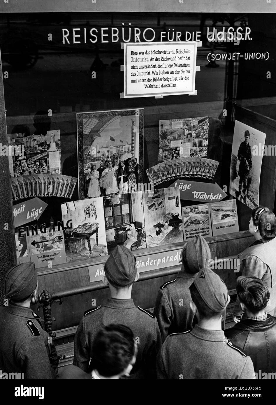 Intérieur d'une agence de voyages soviétique, repensée propagandistiquement par les responsables des expositions socialistes nationales pour refléter une perspective nationale-socialiste. Banque D'Images