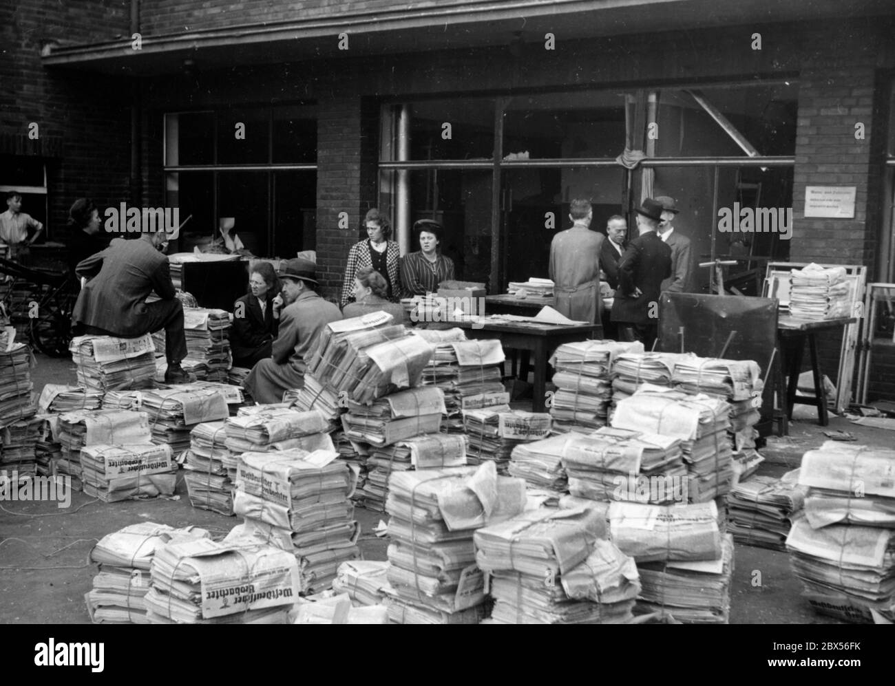 Vue sur la cour de la 'Westdeutsche Beobachter' dont le bâtiment d'édition a été endommagé par un raid aérien anglo-américain à Cologne. Banque D'Images