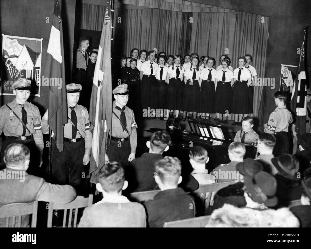 Une soirée de parents a lieu dans le cadre d'une campagne publicitaire organisée par la Jeunesse d'Hitler pour les foyers. Banque D'Images