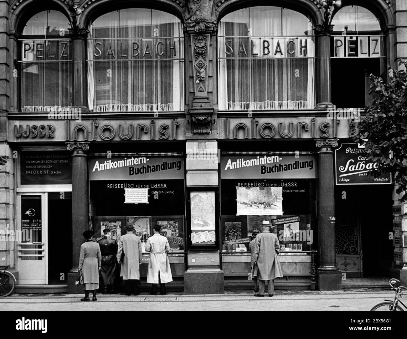 Intérieur d'une agence de voyages soviétique, repensée propagandistiquement par les responsables des expositions socialistes nationales pour refléter une perspective nationale-socialiste. Banque D'Images