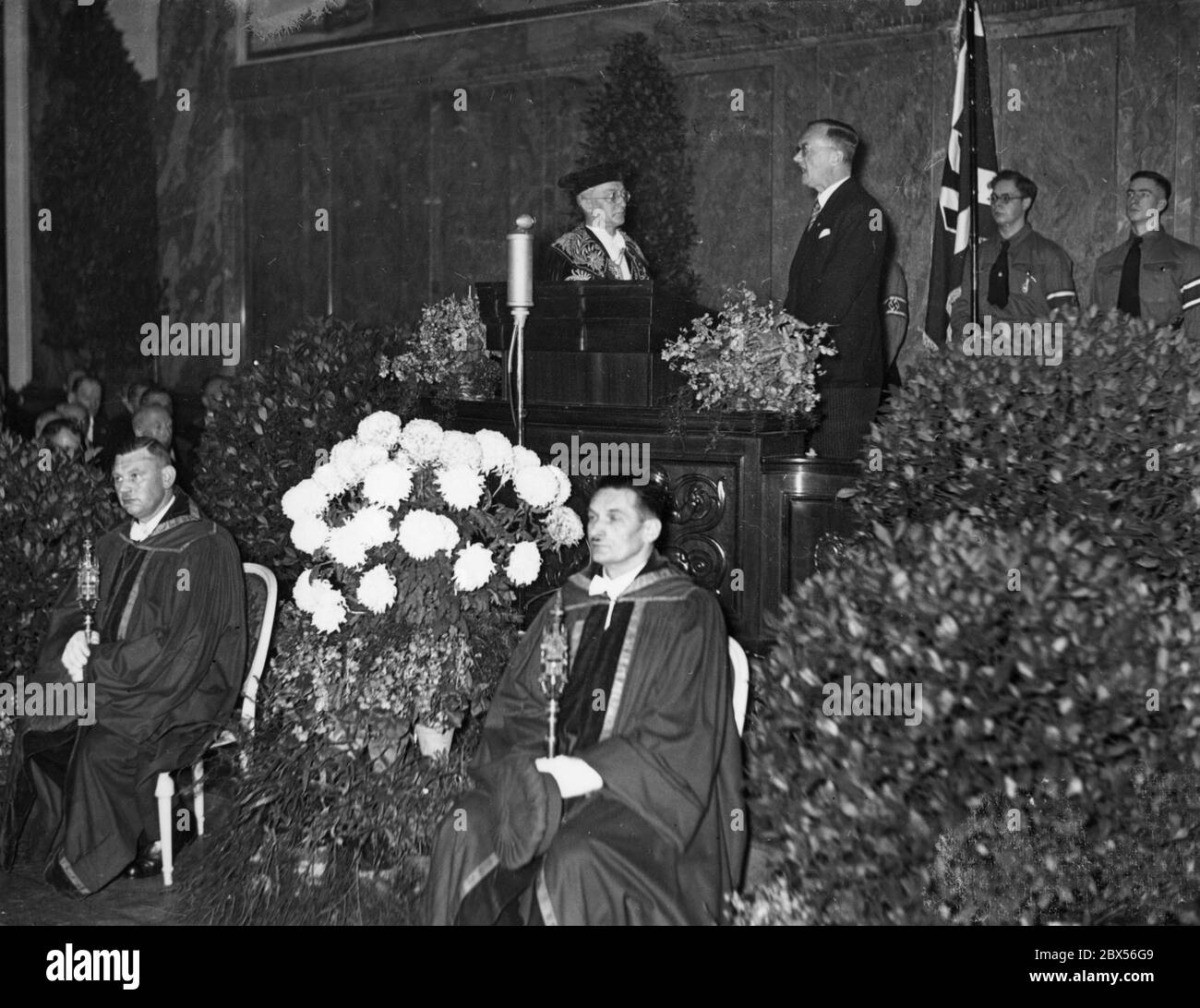 Introduction du nouveau recteur de l'Université de Berlin, le professeur Willy Hoppe (laissé en robe) dans la nouvelle salle de réunion, par le professeur Wilhelm Groh (droit en civil) du ministère de l'éducation du Reich. Banque D'Images