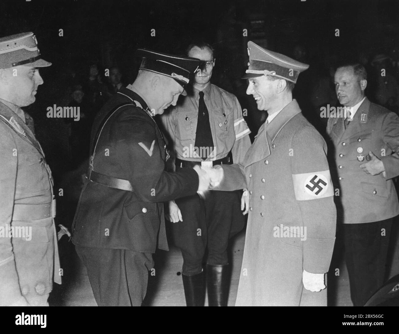 Le chef étudiant de Reich Gustav Adolf Scheel salue Joseph Goebbels à son arrivée au Sportpalast. Goebbels doit prononcer un discours lors d'un grand rassemblement à la fin de la Journée des étudiants de Berlin 1939. Banque D'Images