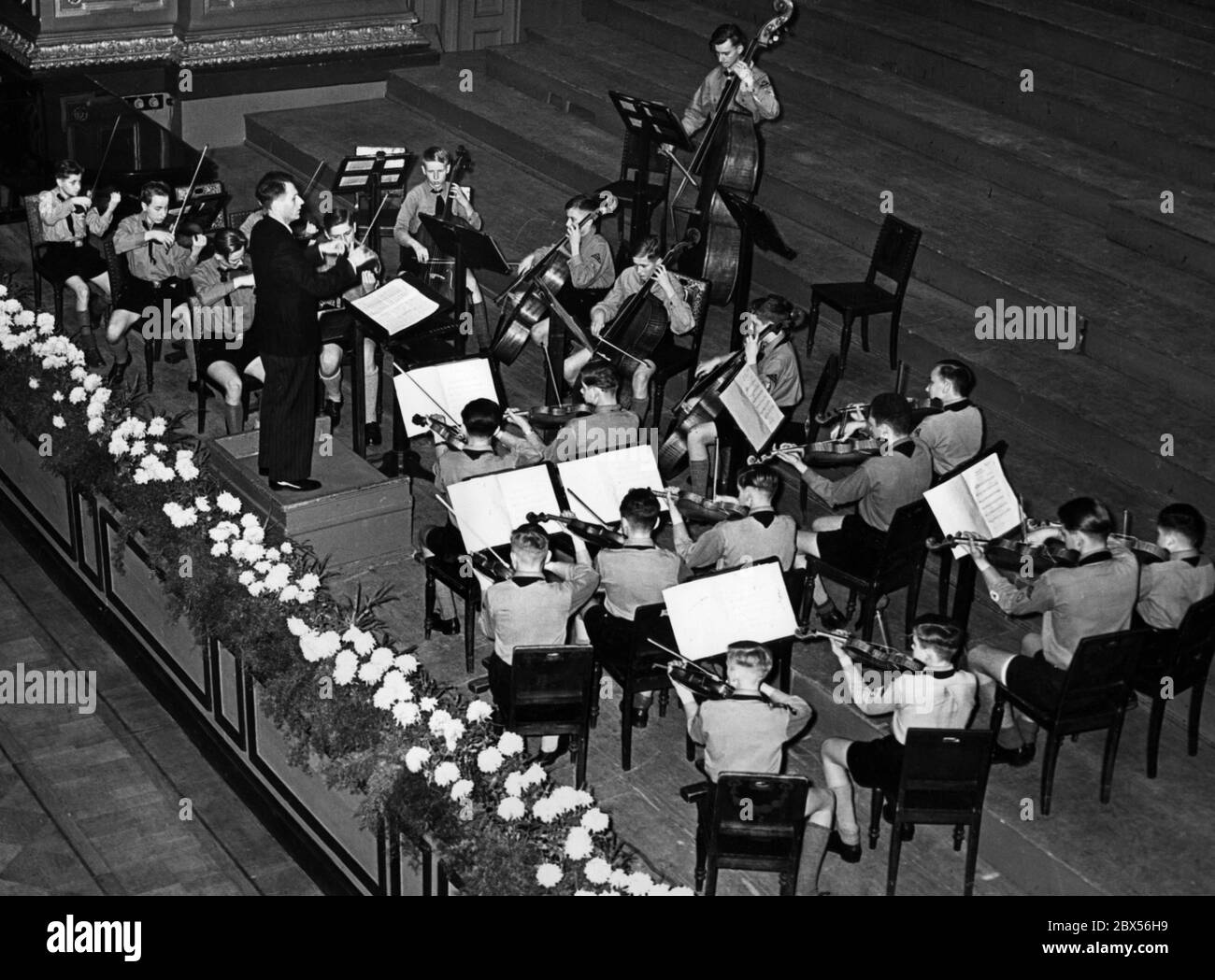 Lors d'un concert du Musisches Gymnasium Frankfurt am main dans la Philharmonie de Berlin, un orchestre à cordes joue sous la direction de Kurt Thomas. Banque D'Images