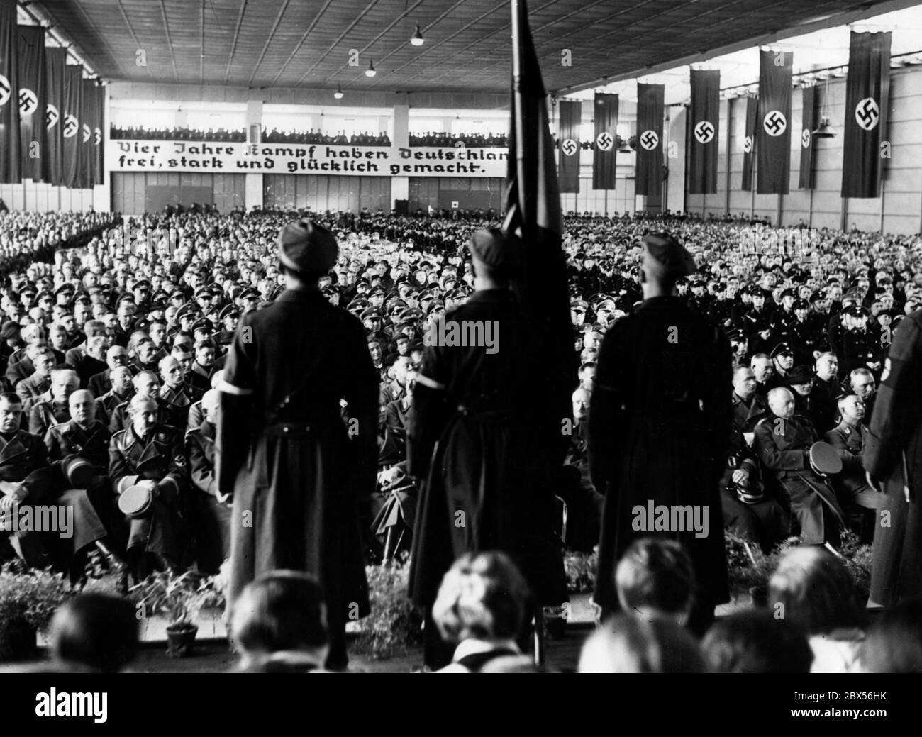 Une réunion commémorative à Detmold commémore la prise de contrôle en 1933. A cette occasion, un rassemblement a lieu, au cours duquel est accroché une bannière avec le slogan "quatre ans de lutte ont rendu l'Allemagne libre, forte et heureuse". Le Reichsleiter Alfred Rosenberg tient un discours. Banque D'Images