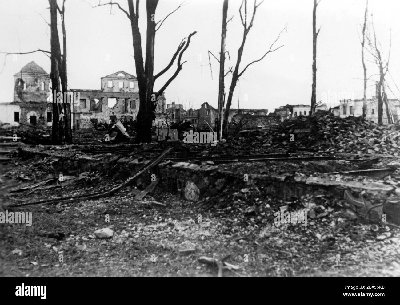 En raison du feu d'artillerie continu de l'Armée rouge soviétique sur la Wehrmacht allemande fermée à Kholm, la ville entière a été détruite. En arrière-plan, l'église détruite dans le centre-ville. Pendant la bataille d'encerclement de Kholm, le 'Kampfgruppe Scherer' a défendu avec succès la ville pendant 105 jours. (Photo PK du correspondant de guerre Richard Muck qui a volé dans la poche au début du mois de mars). Banque D'Images
