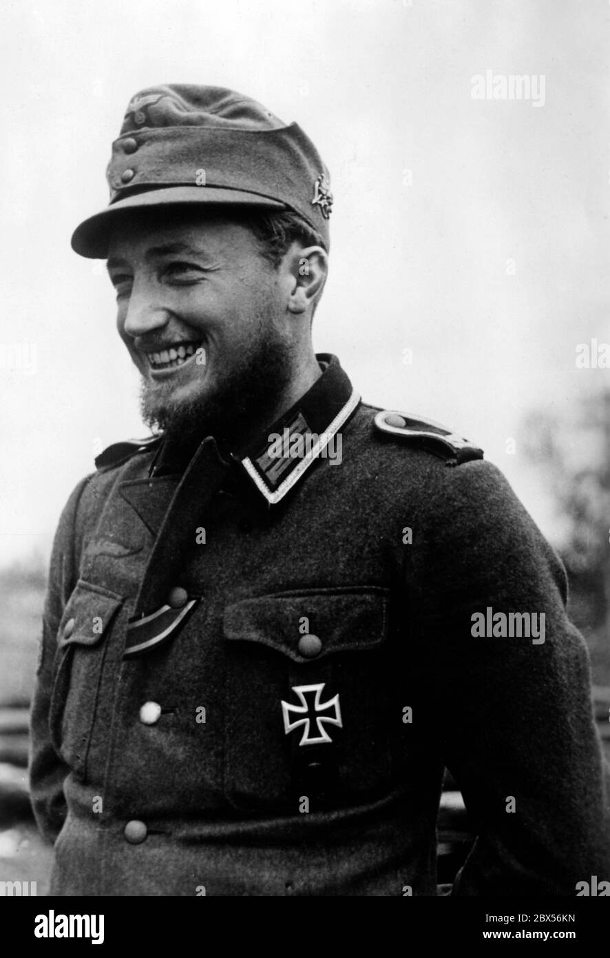 Un soldat de montagne allemand est récompensé de la 1ère classe de la Croix de fer. Pendant la bataille d'encerclement de Kholm, le 'Kampfgruppe Scherer' a défendu avec succès la ville pendant 105 jours. (Photo PK. Le correspondant de guerre elle). Banque D'Images