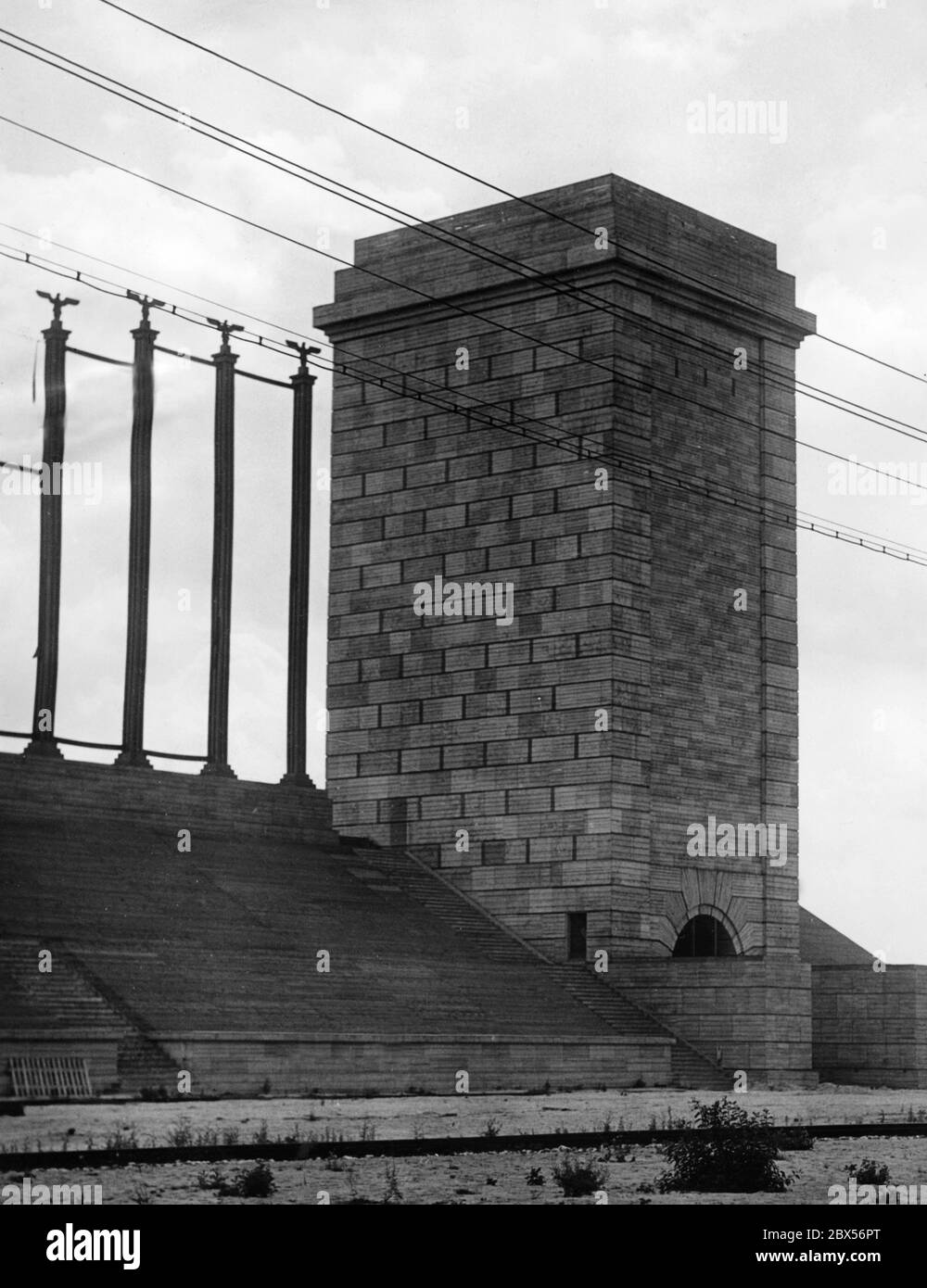 Vue du modèle de l'une des 24 tours qui sont censées encadrer le Maerzfeld, qui est de fournir l'espace pour les manœuvres de spectacle de la Wehrmacht, au cours de l'expansion du rassemblement du parti nazi planifié par Albert Speer et Walter Brugmann. Aux bords des tribunes pour environ 250,000 spectateurs sont prévus. Banque D'Images