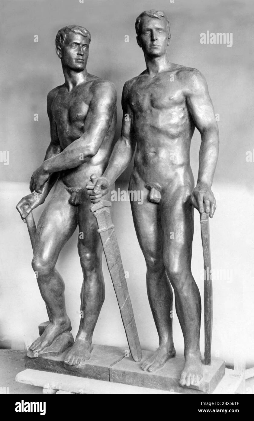 La sculpture en bronze 'Krieger und Arbeiter' (guerrier et ouvrier) du sculpteur Ivo Beucker montre deux figures, l'une avec marteau, l'autre avec épée. Banque D'Images
