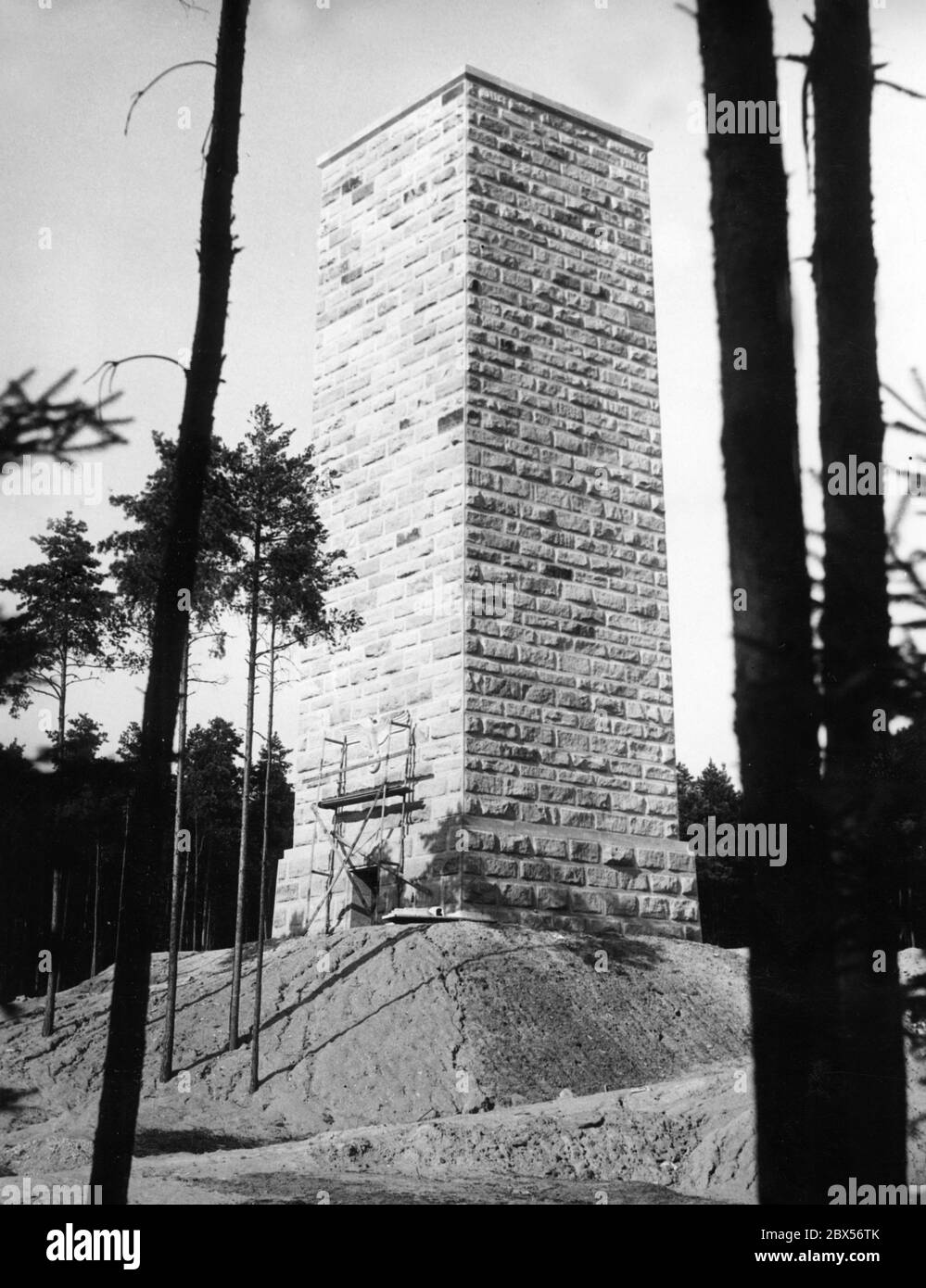 Préparatifs du rallye de Nuremberg. Vue sur la tour d'eau 'Hoher Buehl' avec station de pompage et réservoirs d'eau non loin du terrain du rassemblement du parti nazi, qui a été construit pour assurer l'approvisionnement en eau du camp de Langwasser. Banque D'Images