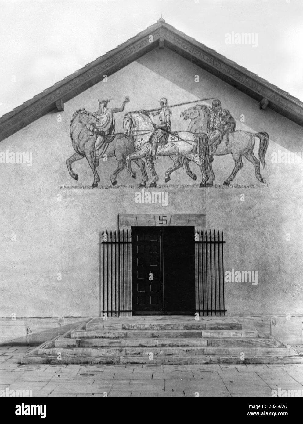 L'entrée de la place sainte à Pasewalk. Au-dessus de la porte d'entrée se trouve une peinture murale représentant 3 cavaliers. Banque D'Images