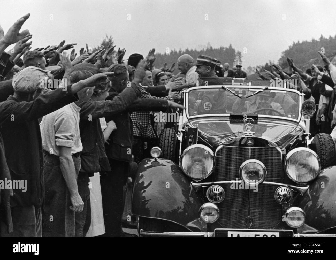 Une voiture dans une foule à l'ouverture d'une section d'autoroute entre Bayreuth et Nuremberg (aujourd'hui : A9). Banque D'Images