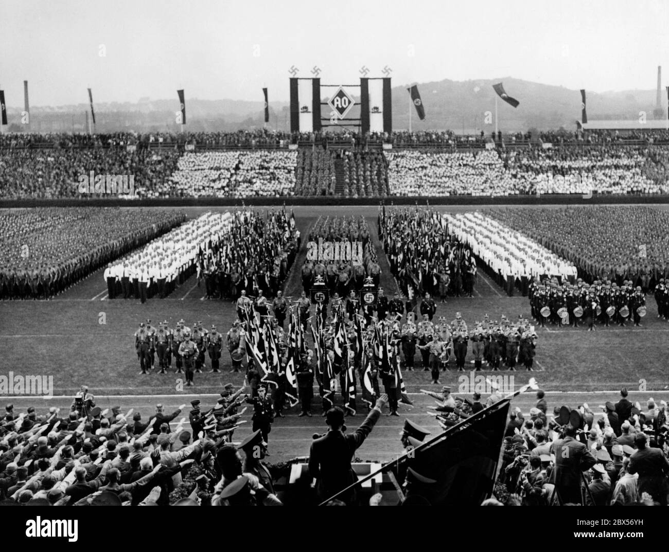 Vue du drapeau de la marche du rassemblement de masse dans l'Adolf-Hitler-Kampfbahn à Stuttgart pendant le VI Reichstagung der Auslandsdeutschen (6ème Congrès national des associations étrangères). Au premier plan Rudolf Hess est en train de réaliser le salut d'Hitler. Banque D'Images