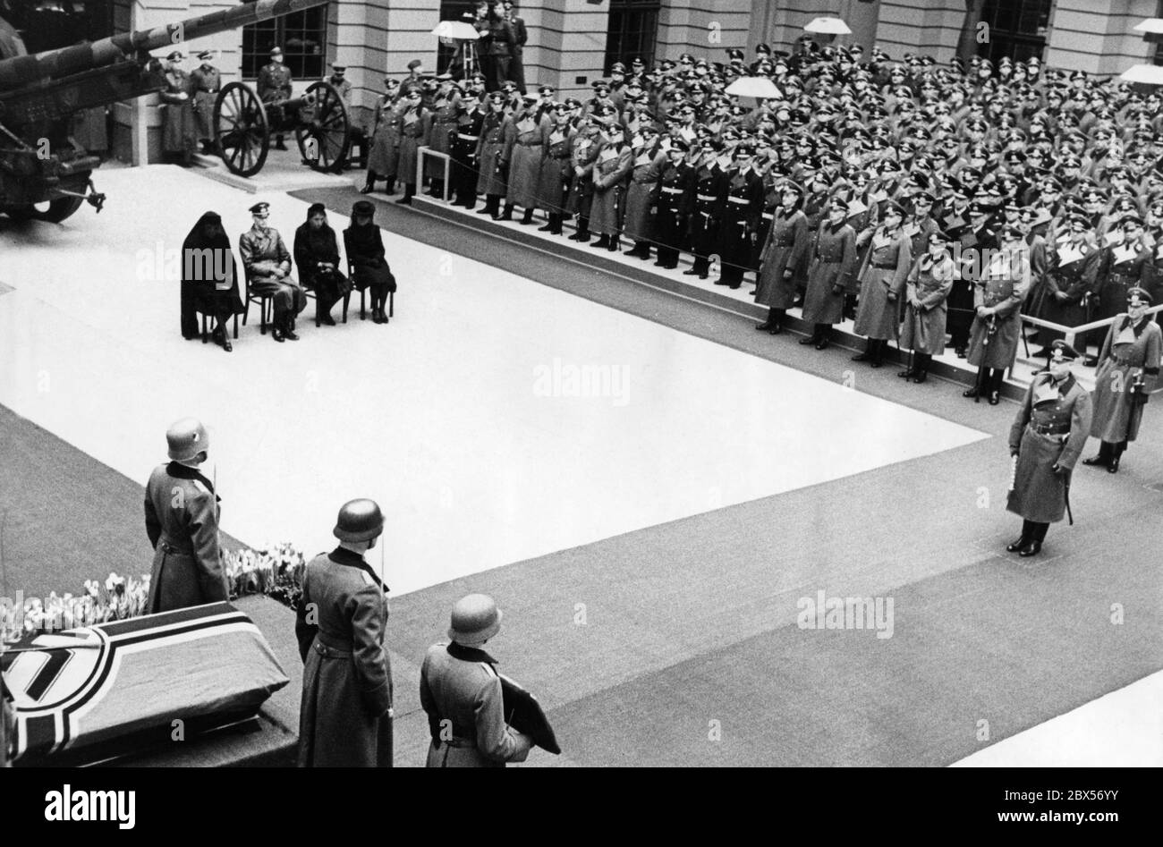 De nombreux officiers se sont alignés pour l'appel d'honneur au grand corbillard lors des funérailles du Generaloberst Curt Haase (mort le 9.2.1943). En face à droite Wilhelm Keitel, dans la 2ème rangée au centre (le milieu en uniforme naval) Karl Doenitz. Au milieu devant un réservoir, les parents de Curt Haase en deuil. Banque D'Images
