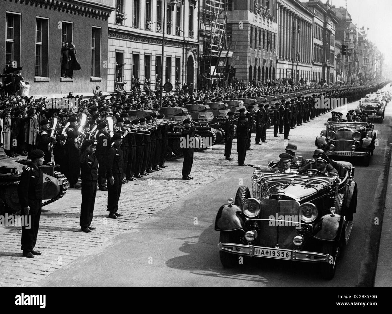 Adolf Hitler, probablement à Munich, passe devant la formation de parade des Panzerwaffe. Banque D'Images