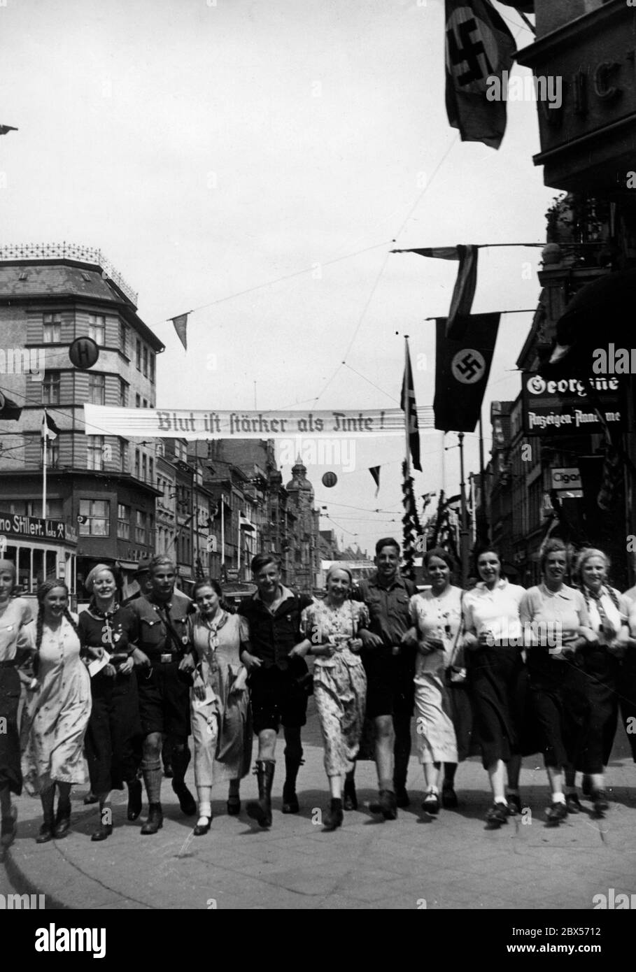 Filles et garçons pendant la conférence VDA à Koenigsberg sous une bannière disant «le sang est plus épais que l'encre!» Banque D'Images