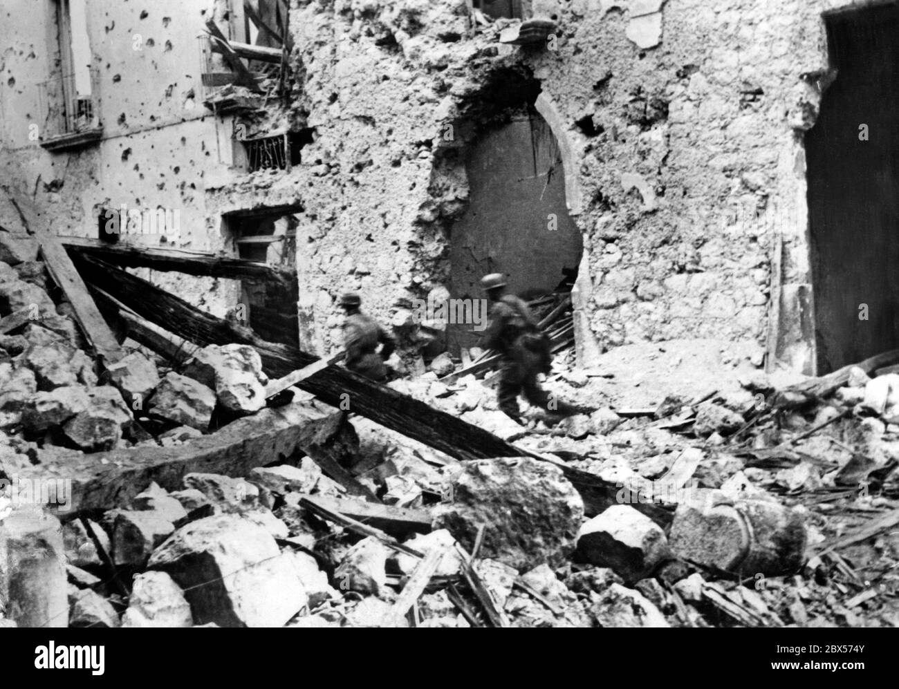 Parachutistes allemands dans les ruines de la ville de Cassino. Banque D'Images