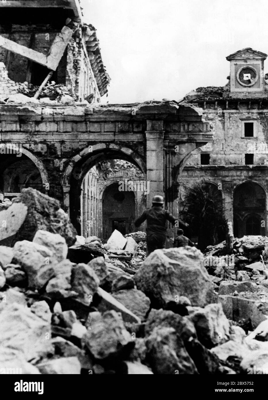 Les parachutistes allemands traversent la cour de l'abbaye de Montecassino détruite sur la double. Banque D'Images
