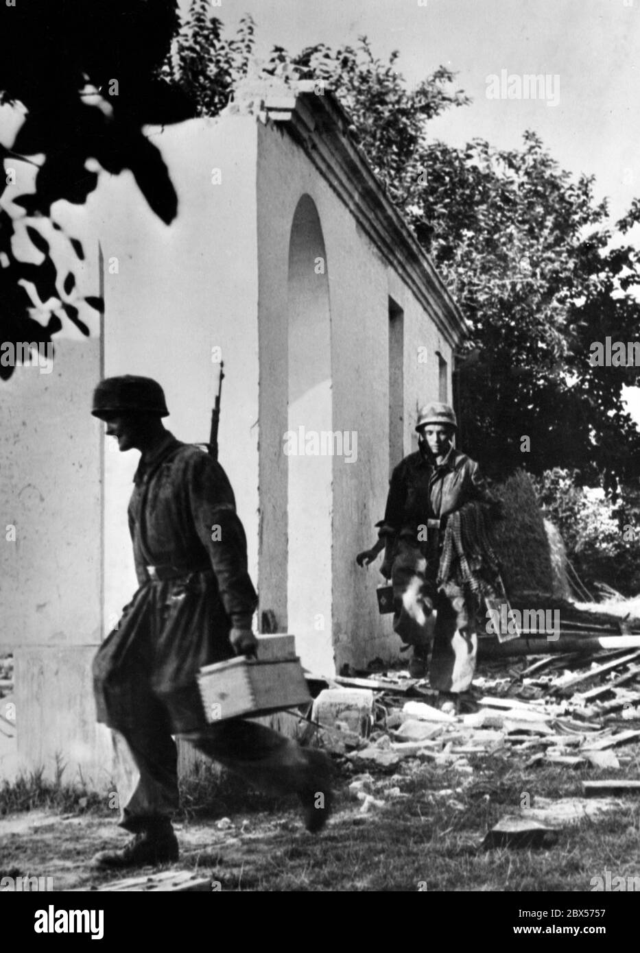 Parachutistes allemands avec munitions le mars à la position près de Monte Cassino. Banque D'Images