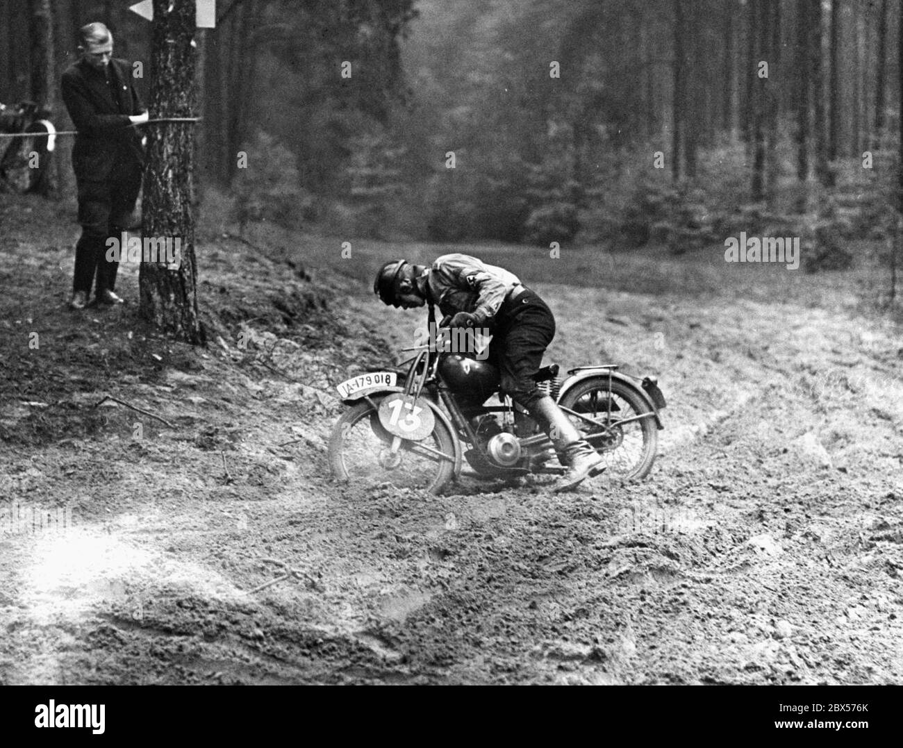 Lors d'une course de fond organisée par le NSKK Motor Group Berlin, un membre du Motor HJ est coincé avec sa moto dans une courbe. La moto est de type DKW RT 98 cc. Banque D'Images