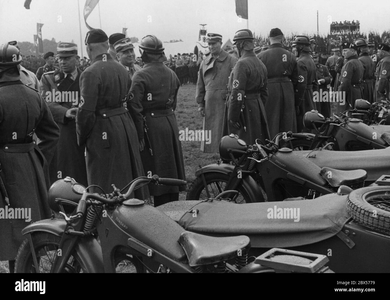 Le commandant du corps Adolf Huehnlein félicite les gagnants des concours de Reich du NSKK et leur remet une moto sidecar comme prix dans le camp de tentes du NSKK lors du congrès du parti Reich à Nuremberg. Banque D'Images