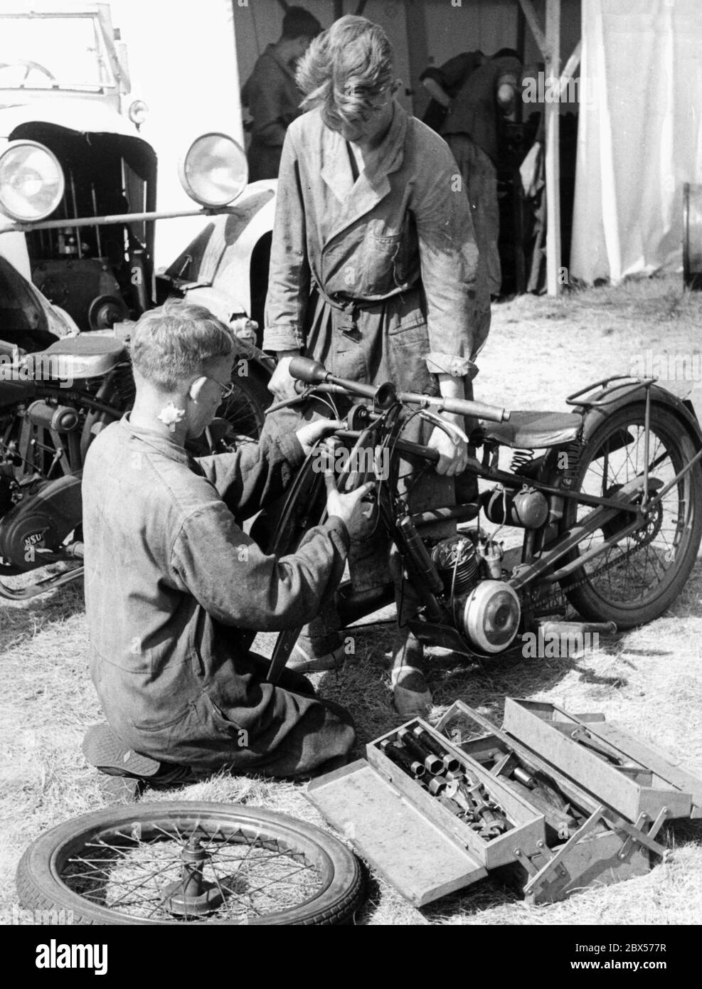 Deux membres du Motor HJ dans le camp de la Potsdamer Platz sur le Nordoer Heide réparent leurs motos. Il est de type DKW RT 98 cc. Banque D'Images