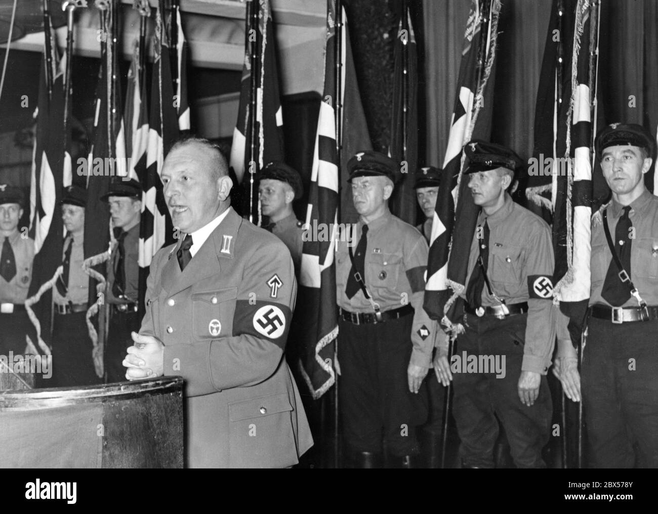 Après que l'équipe de chefs de Berlin ait remporté l'exposition internationale d'art culinaire à Francfort-sur-le-main, une fête a eu lieu pour marquer la victoire du Marmite d'Or. Hans Feit, le chef du commerce allemand, a pris la parole lors de la cérémonie de la victoire. Banque D'Images