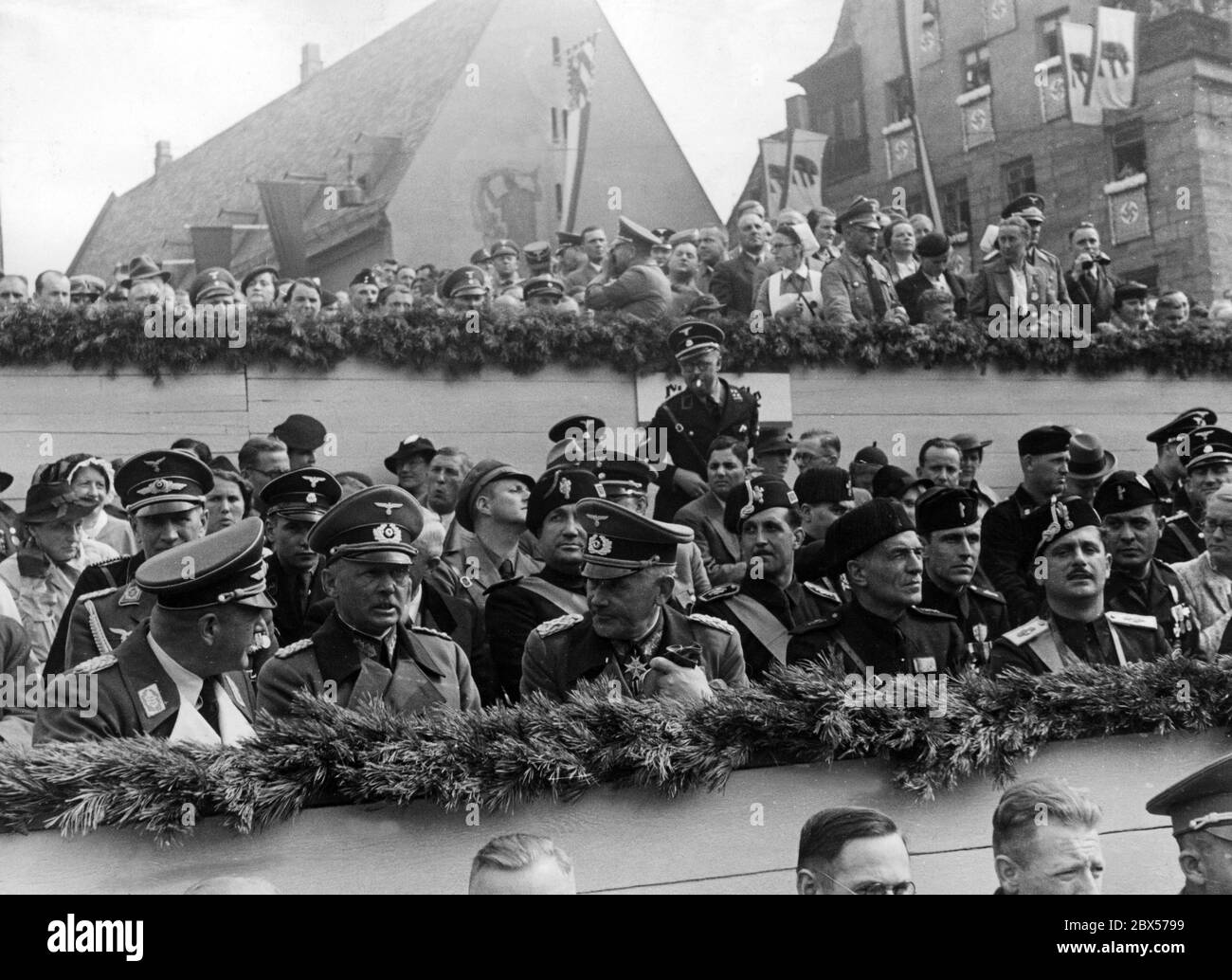 Vue sur la tribune des invités d'honneur, pendant la parade sur la place Adolf-Hitler-Platz de Nuremberg. Ci-dessous de gauche à droite : le général der Flieger Erhard Milch, le colonel général Freiherr Werner von Fritsch, le maréchal général Werner von Blomberg, et des invités italiens, dont le général Bastianini et le chef des travailleurs Cianetti. Banque D'Images