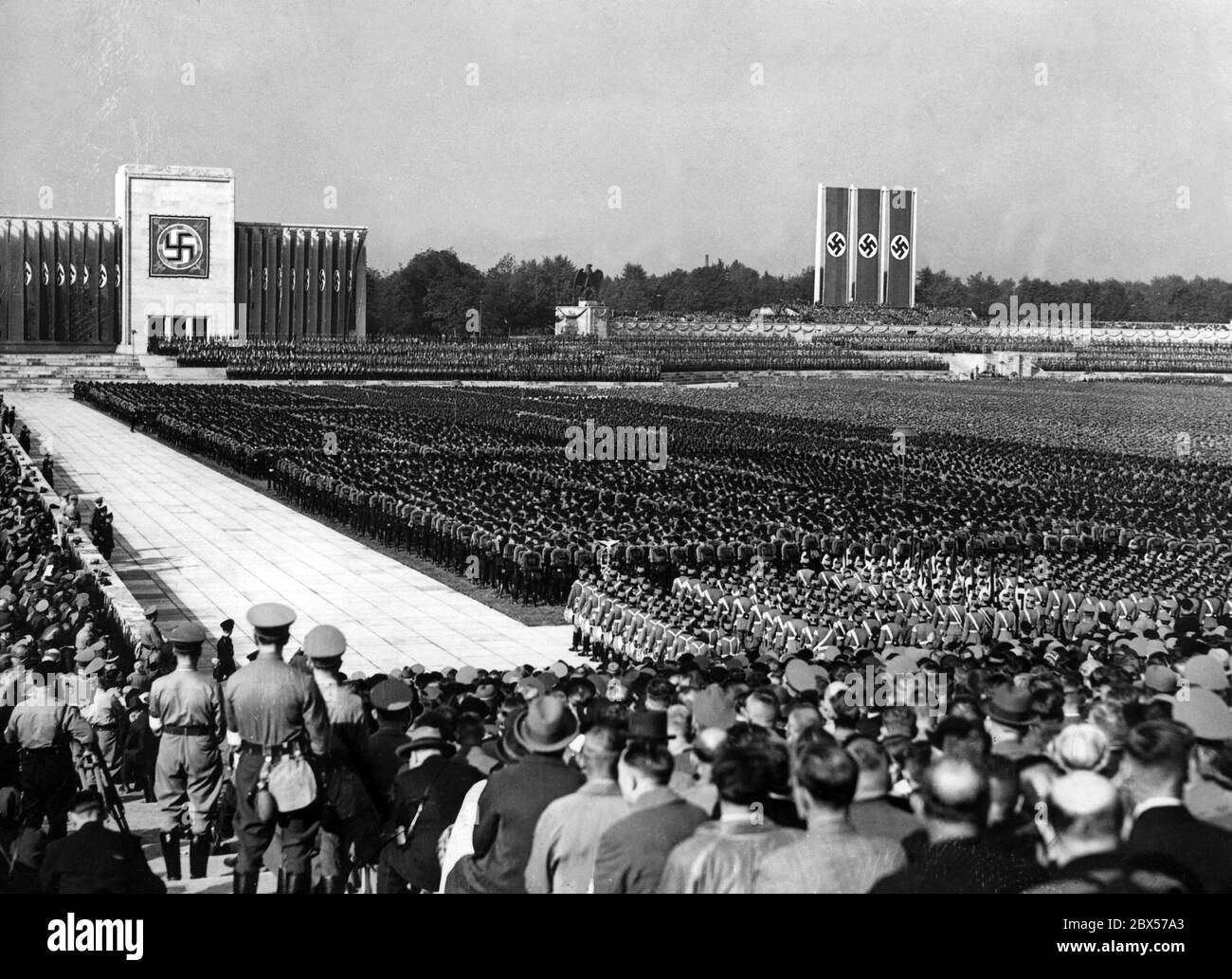 Environ 120,000 participants se sont réunis pour l'appel de la sa, SS, NSKK et NSFK dans le Luitpoldarena sur le terrain du rassemblement du Parti nazi de Nuremberg. En arrière-plan à gauche se trouve le Luitpoldhalle, à droite de la plate-forme de l'enceinte. Au premier plan à gauche, il y a un caméraman. Banque D'Images