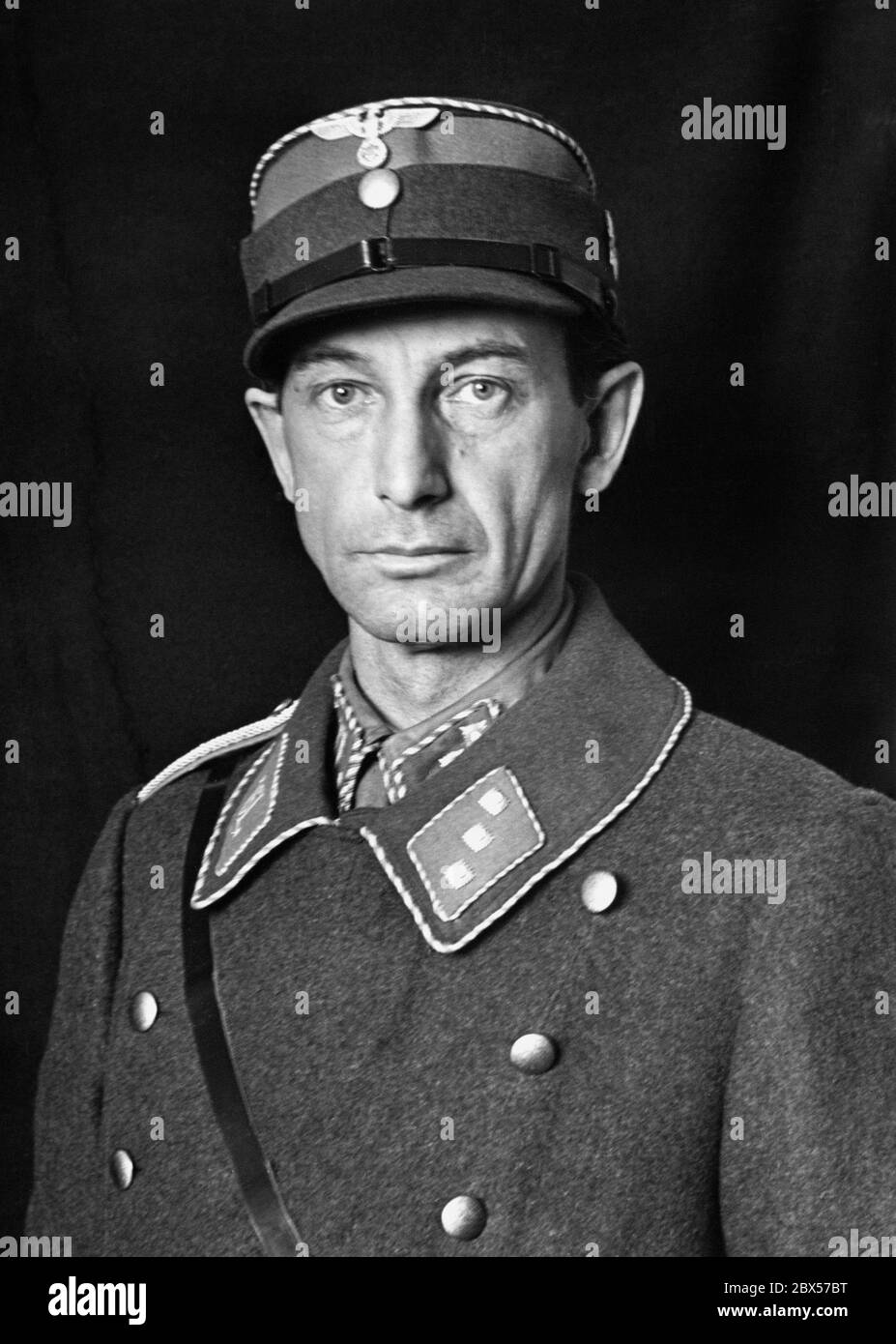 Un portrait du peintre Elk Eber dans son uniforme sa Sturmfuehrer. Banque D'Images