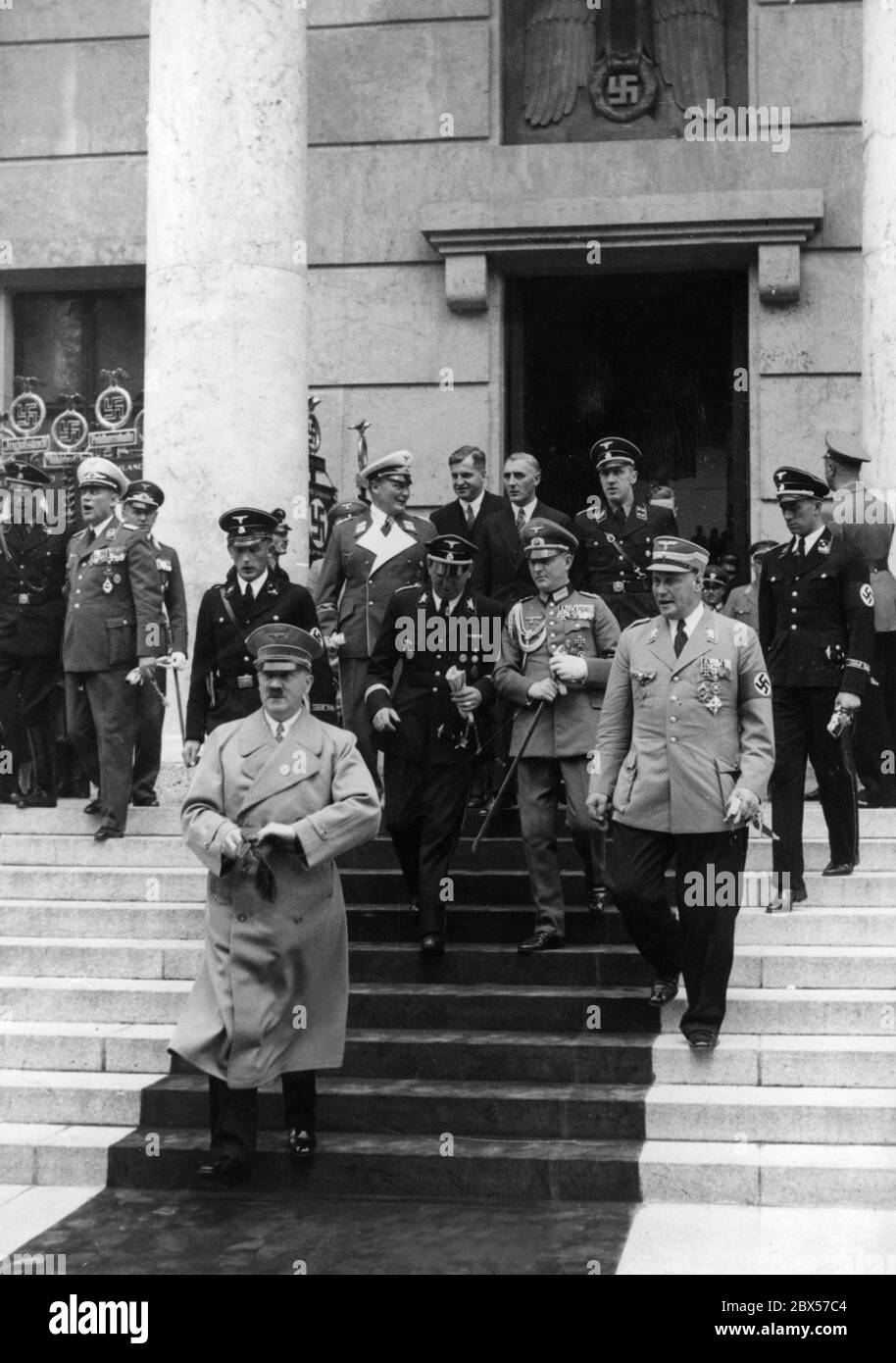 Escalier ouvert devant la Haus der Deutschen Kunst (aujourd'hui: Haus der Kunst). Adolf Hitler est sur la plus petite étape. Sur le côté droit de l'escalier se trouve Wilhelm Brueckner et en arrière-plan à gauche Hermann Goering. Gauche de l'officier de Wehrmacht à côté de Brueckner, Julius Schaub. Banque D'Images