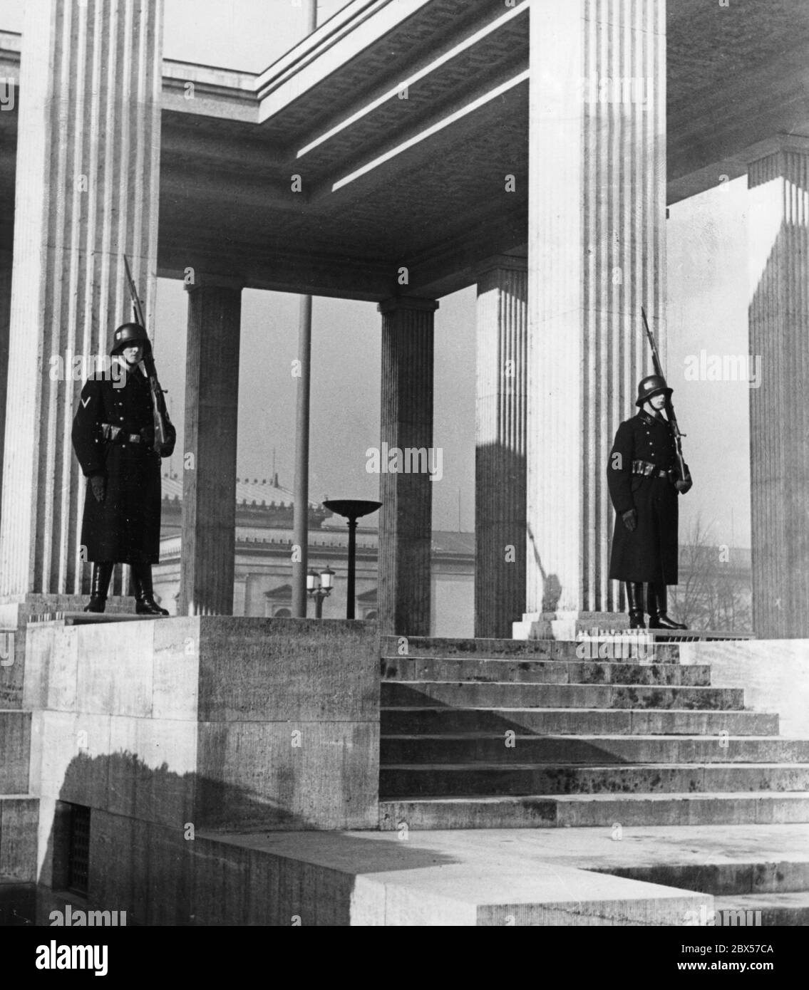 Ehrentempel (« Temple de l'honneur ») à Koenigsplatz pour les socialistes nationaux tués lors du coup d'État d'Hitler en 1923. Deux soldats SS sont garde debout. Banque D'Images
