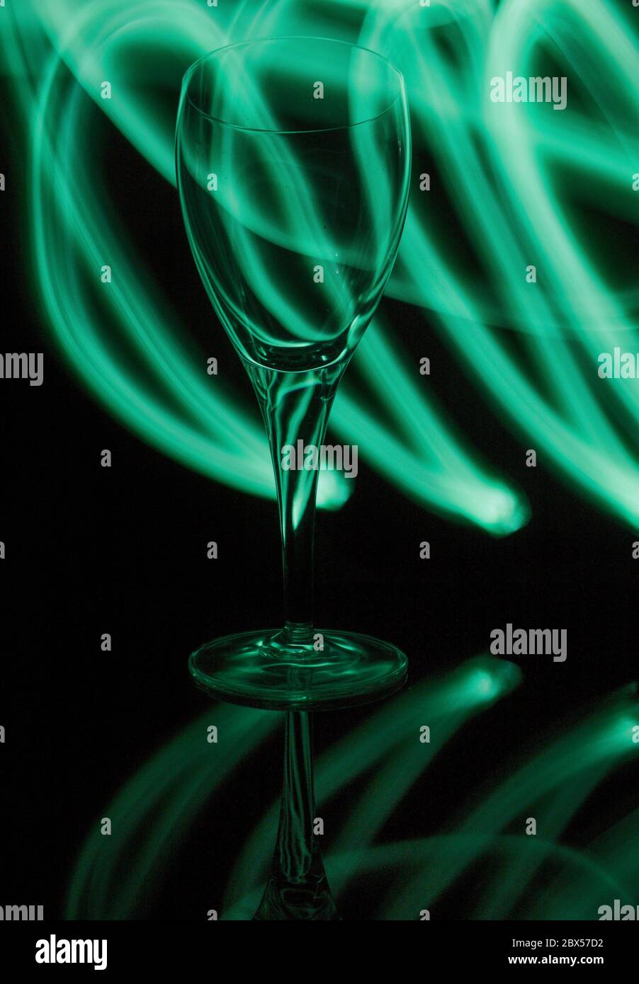 Belle peinture légère avec verre d'eau sur fond noir Banque D'Images