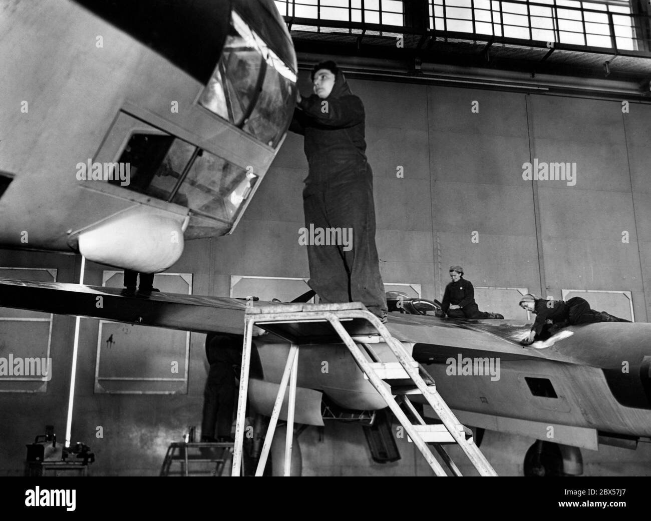Les travailleuses de l'industrie des armes nettoient les avions après l'assemblage final. Banque D'Images