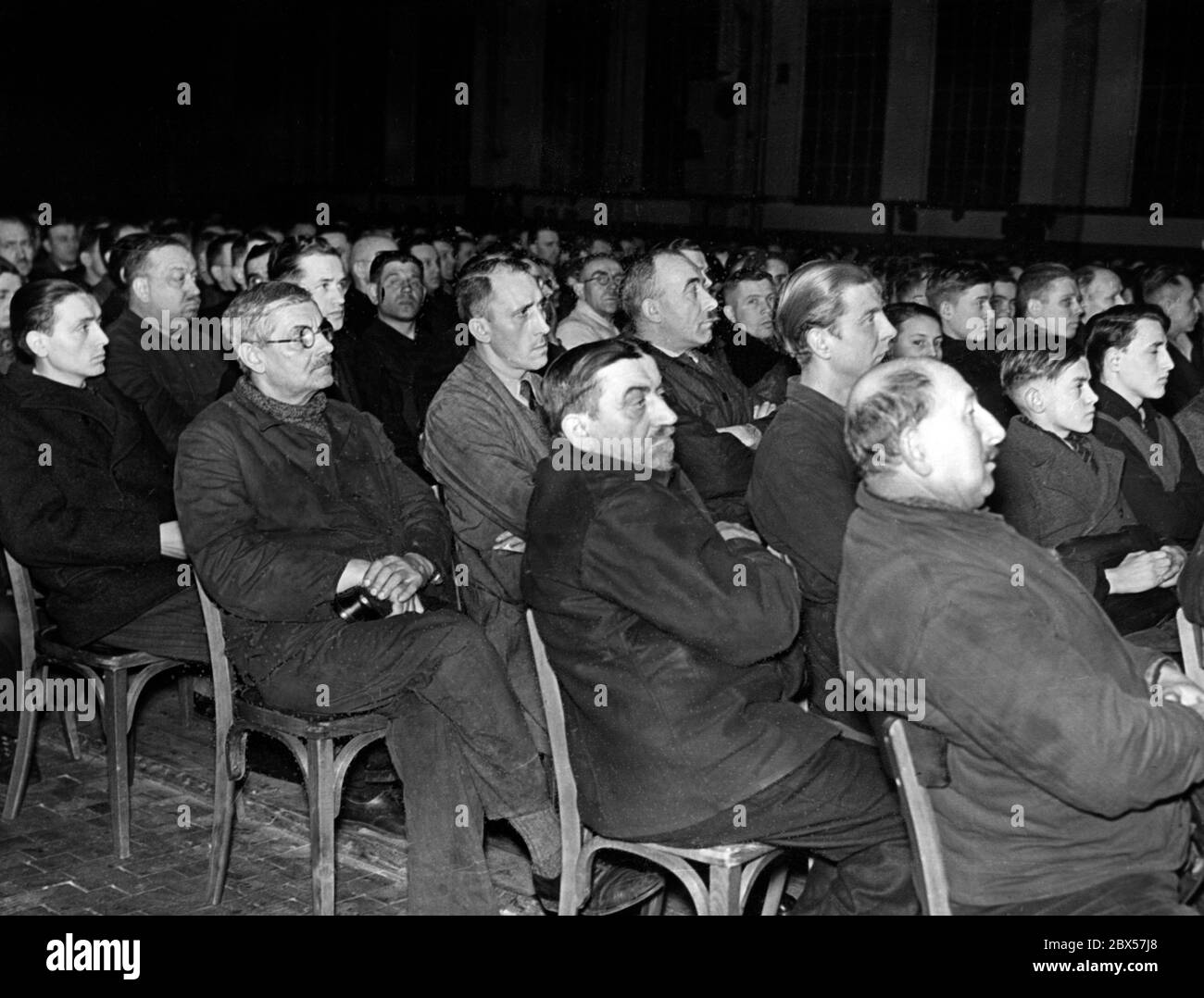 Les soldats et les travailleurs de l'usine d'armement Alkett à Berlin Borsingwalde suivent une conférence sur la guerre navale. Banque D'Images