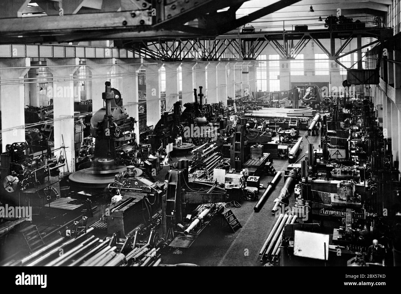 Différents types de canons légers, moyens et lourds en production à Düsseldorf. Rheinmetall a été honoré à l'occasion de son 50e anniversaire. Banque D'Images