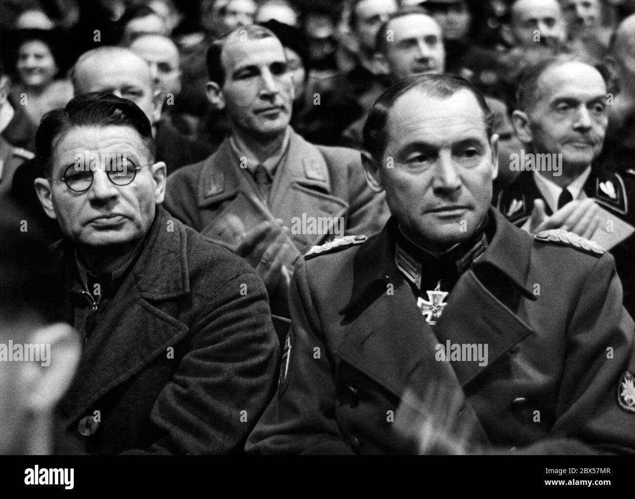 Parmi les spectateurs du discours démagogique du ministre de la propagande de Reich Joseph Goebbels, on comptait aussi des travailleurs de l'armement et, comme ici à droite de la photo, un porte-croix de Chevalier de la branche du Gebirgsjaeger. Cette Croix de Chevalier a été décernée pour des raisons de propagande à des soldats qui avaient particulièrement soutenu l'idéologie nazie. Photo: Schwahn Banque D'Images