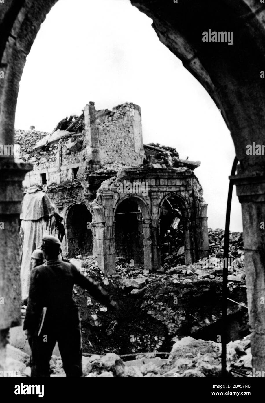 Des messagers des parachutistes allemands traversent la cour de l'abbaye détruite de Montecassino. Banque D'Images