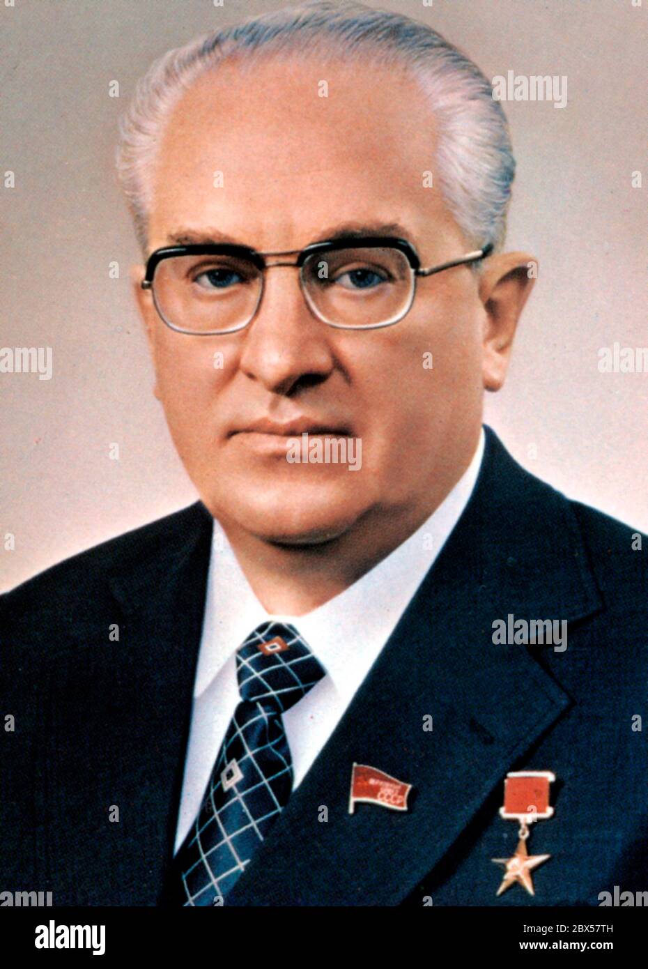 Yuri Andropov (15.06.1914 - 09.02.1984), entre 1973 et 1984 membre du Bureau politique de la FSESP, entre 1982 et 1984 Secrétaire général de la FSESP, entre 1967 et 1982 chef de la fonction secrète du KGB, successeur du chef du parti soviétique Brejnev, Qui lui a décerné l'ordre de Lénine pour ses mérites de chef du KGB. Photo officielle de 1981 pour les autorités de l'ex-Union soviétique et pour le quartier général du KGB de l'Allemagne de l'est dans le district de Berlin-est de Karlshorst. Banque D'Images