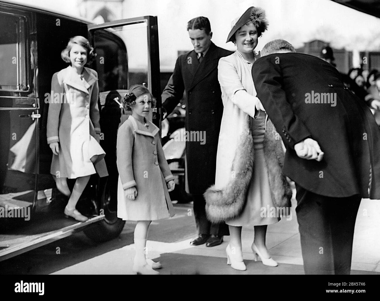 La reine Elizabeth (à droite) accompagnée de ses deux enfants Elizabeth (II, à gauche) et Margaret Rose à son arrivée au Festival national des écoles musicales d'Angleterre au Royal Albert Hall de Londres. Banque D'Images