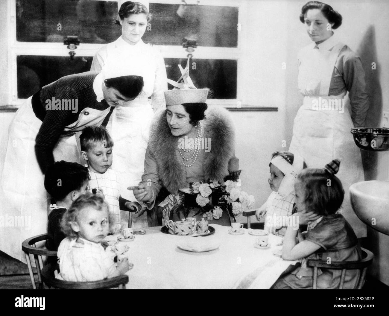 La reine Elizabeth visite de l'hôpital pour enfants de Great Ormond Street à Londres. La Reine parle aux enfants pendant la Tinty Tots Tea Party. Banque D'Images