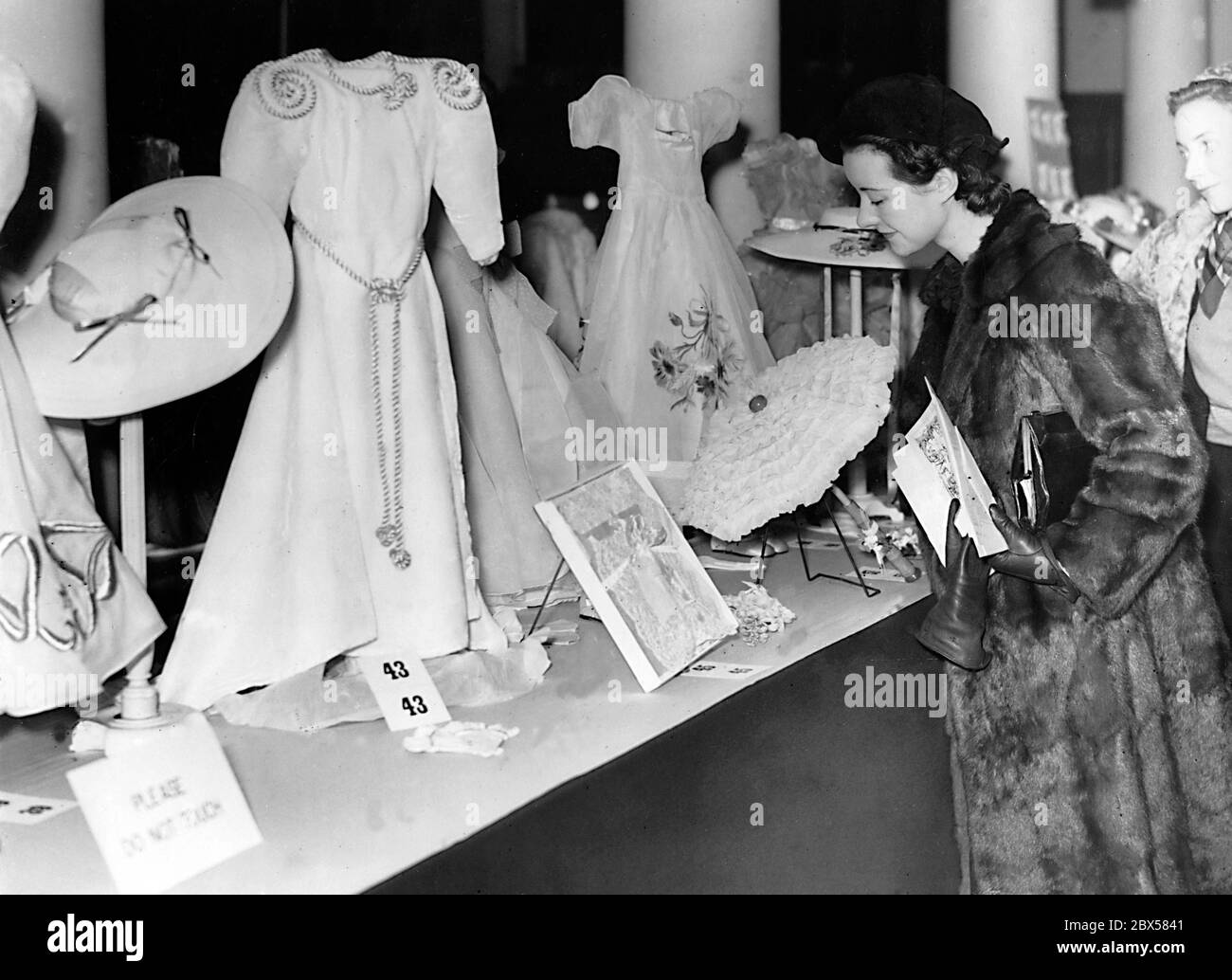 Elizabeth II et sa sœur Margaret ont reçu des poupées d'enfants français nommés 'France' et 'Marianne'. Les poupées, leurs vêtements et leurs accessoires sont exposés au Palais Saint-Jacques. Les produits de l'exposition sont destinés à l'hôpital pour enfants Princess Elizabeth of York et à une œuvre de bienfaisance française. Banque D'Images