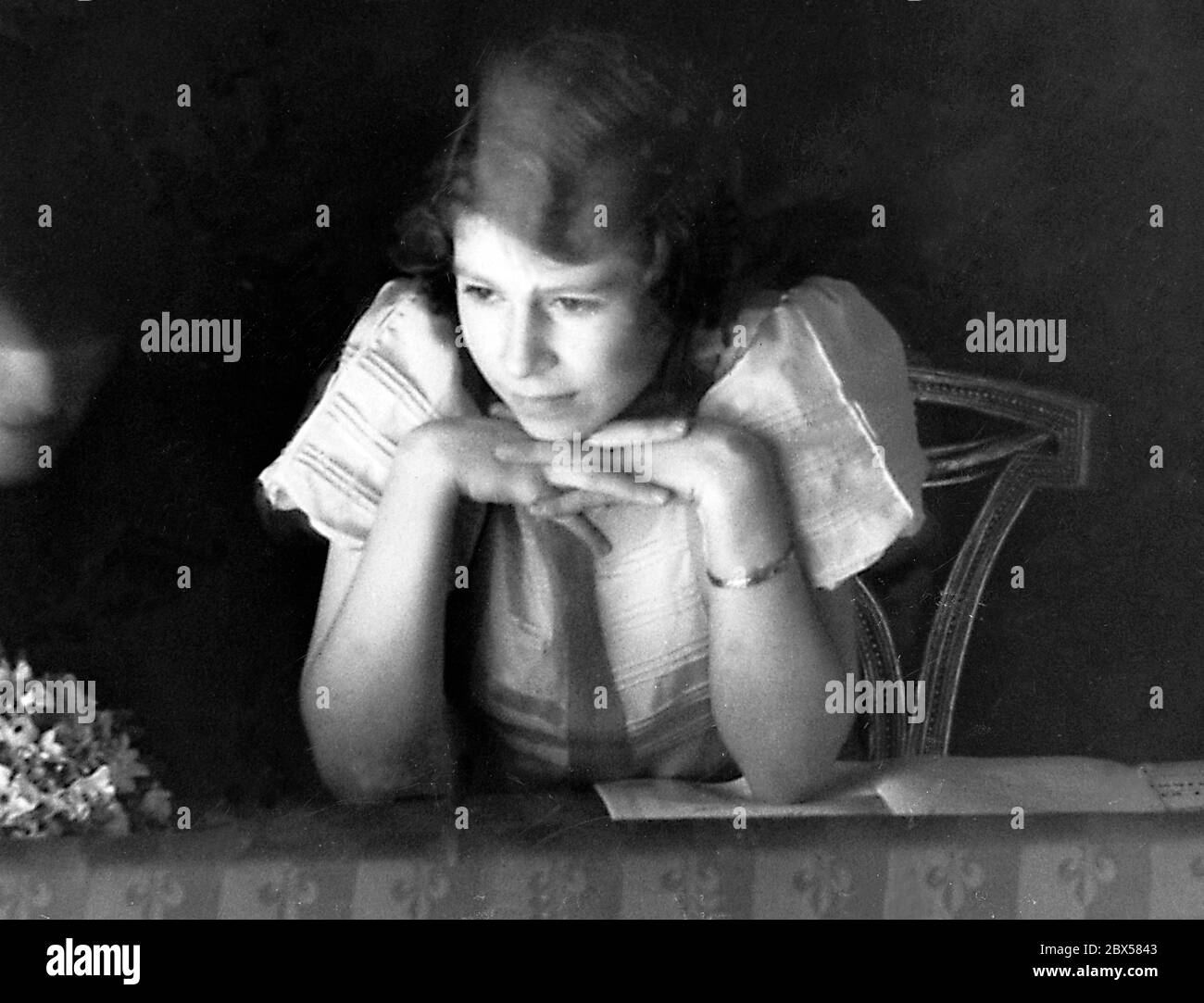 Elizabeth II, avec sa sœur Margaret Rose et la reine Elizabeth, regardent la pièce « Little Red Riding Hood » à l'opéra Convent Graden de Londres. Banque D'Images