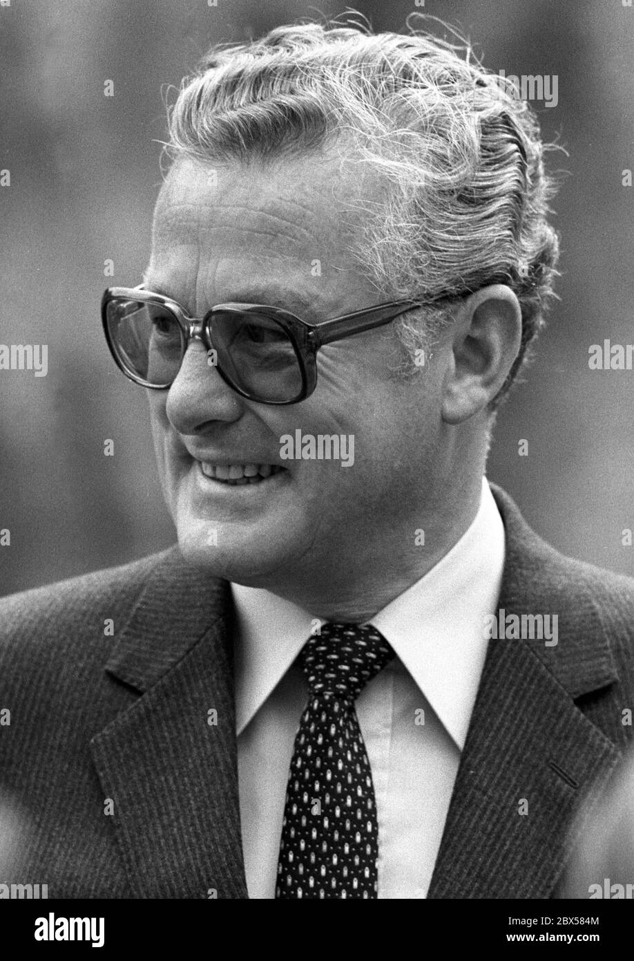 Max Streibl (06.01.1932 - 11.12.1998), politicien CSU et plus tard président du ministre bavarois Max Streibl lors d'un événement au château de Neuschwanstein le 11.05.1981. De 1967 à 1971, il a été secrétaire général du CSU, de 1970 à 1977 ministre de l'Environnement en Bavière, de 1977 à 1988 ministre des Finances en Bavière, de 1988 à 1993 ministre-président de Bavière. Banque D'Images