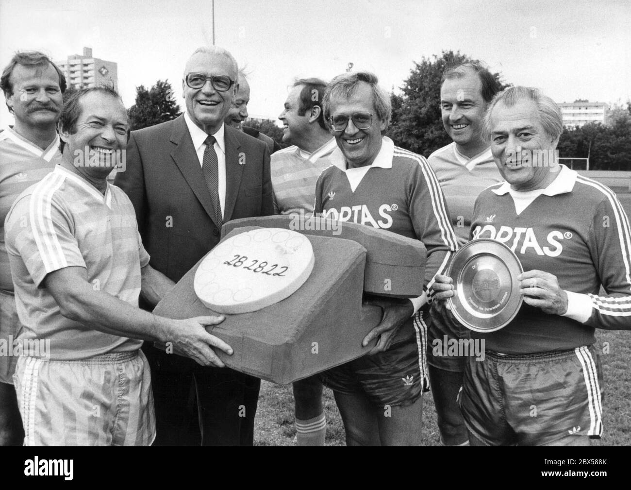 L'équipe du FC Schmiere et une équipe du Parlement bavarois se rencontrent dans un match de charité. En face de la gauche: Le capitaine de l'équipe du Parlement allemand Hans Kollo, Président du Parlement d'État Franz Heubl, Dieter Hildebrandt et Sammy Drechsel. Heubl a donné aux gagnants une assiette de étain avec le motif du Parlement d'État (Landtag). Les recettes ont été versées à l'association à but non lucratif 'Telefon-Notruf fuer Suchtgefaehrdete'. Banque D'Images