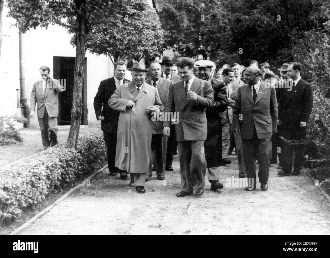 Nikita Sergeyevitch Khrouchtchev (* 1894 - 1971) - visite du dirigeant soviétique du parti dans la RDA en 1958, Khrouchtchev quitte la maison d'hôtes du gouvernement de la RDA à Leipzig avec Paul Froehlich (alors chef de la SED du district de Leipzig) Et le chef de la sécurité personnelle du GDR, le général Franz Gold (à droite), derrière Walter Ulbricht, entre Khrouchtchev et Paul Froehlich, le chef de Stasi, Erich Mielke. Banque D'Images