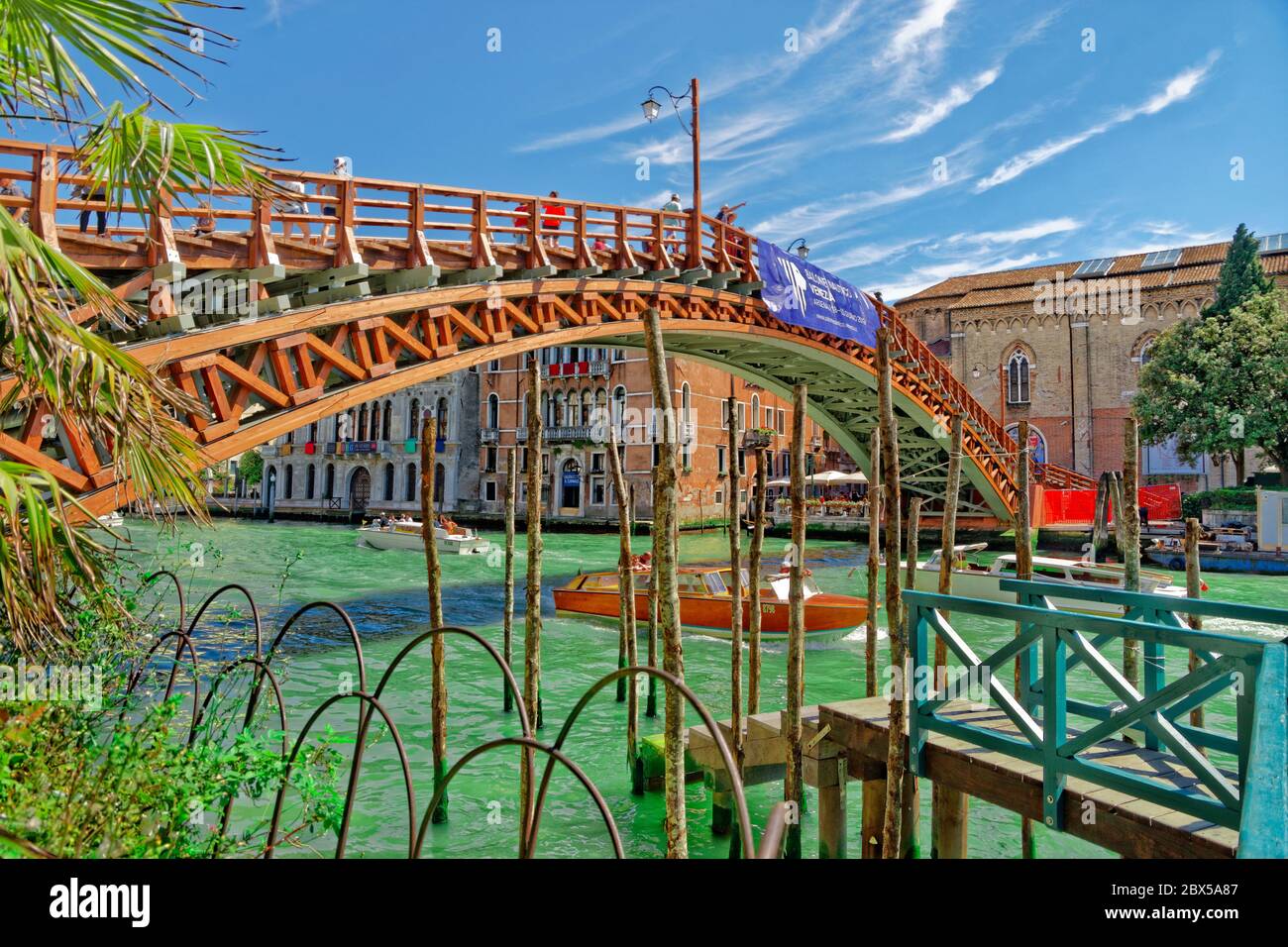 Ponte dell'Accademia sur le Grand Canal à Venise, Italie. Banque D'Images