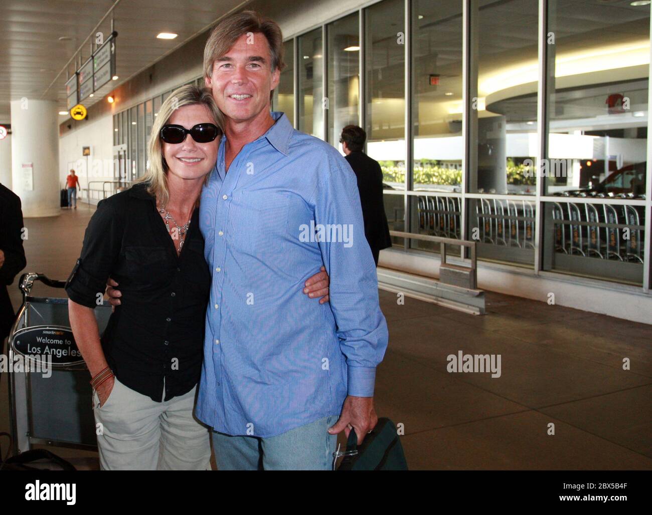 Olivia Newton-John et son mari arrivent à l'aéroport de LAX après de courtes vacances en Floride. Olivia était lumineuse et souriait à son retour. Août 14 2008 Banque D'Images