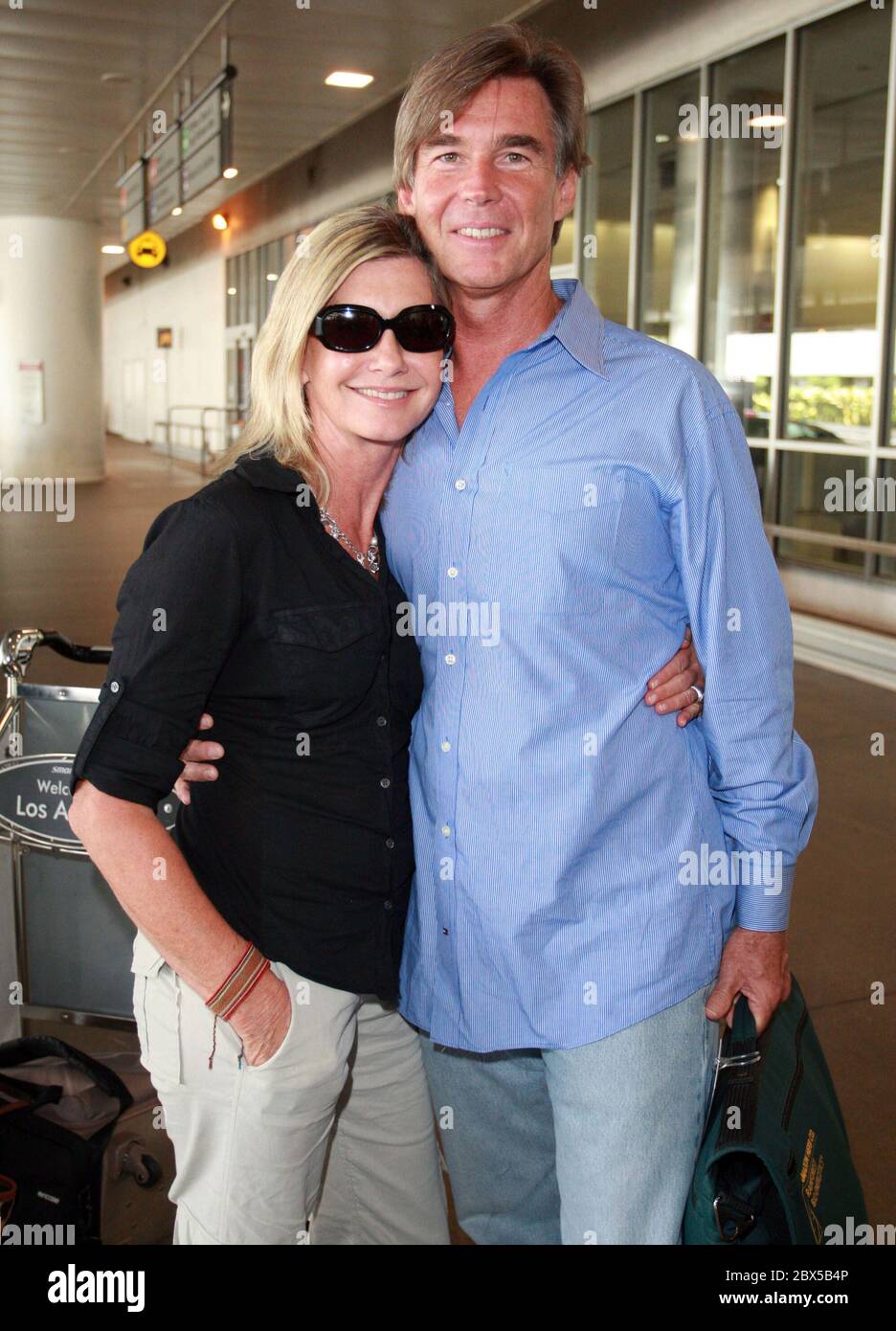 Olivia Newton-John et son mari arrivent à l'aéroport de LAX après de courtes vacances en Floride. Olivia était lumineuse et souriait à son retour. Août 14 2008 Banque D'Images