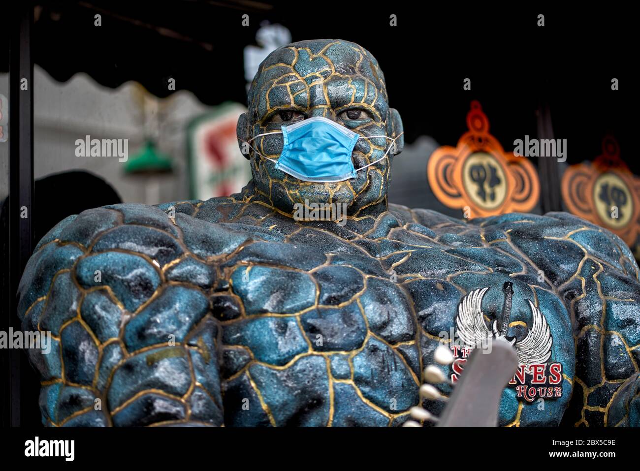 COVID-19 masque ; Statue de la 'chose', Marvel Comics fantastique quatre super héros portant un masque de protection contre le virus Corona Banque D'Images