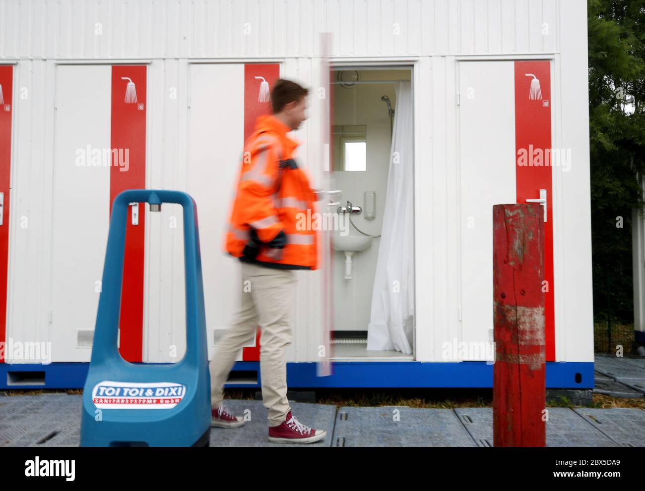 Neukirchen Vluyn, Allemagne. 05e juin 2020. Les salles de douche pour les chauffeurs de camions sont présentées par un employé de Straßen NRW au parking de l'autoroute Neufelder Heide. Straßen.NRW a installé 20 douches dans le parking, qui peuvent être utilisées gratuitement par les chauffeurs de camions. Crédit : Roland Weihrauch/dpa/Alay Live News Banque D'Images